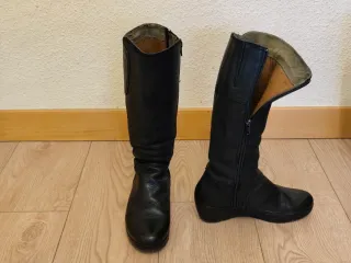 Botas altas de cuero. Color negro