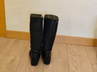 Botas altas de cuero. Color negro