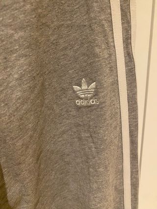 Leggings Adidas grises con rayas #adidas