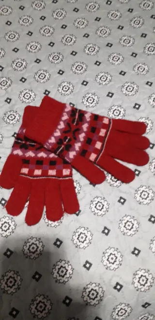 Guantes rojo granate con dibujos