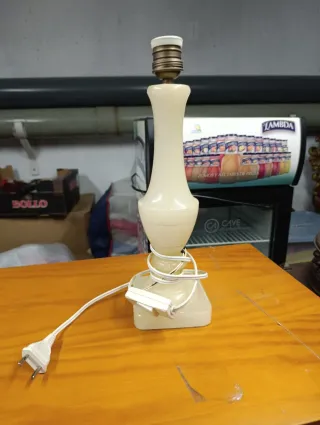 lámpara antigua hecha de alabastro