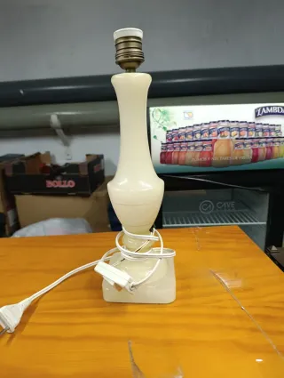 lámpara antigua hecha de alabastro