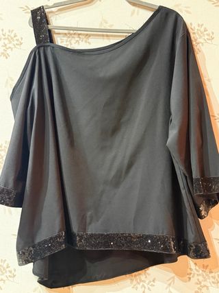Blusa negra asimétrica con lentejuelas