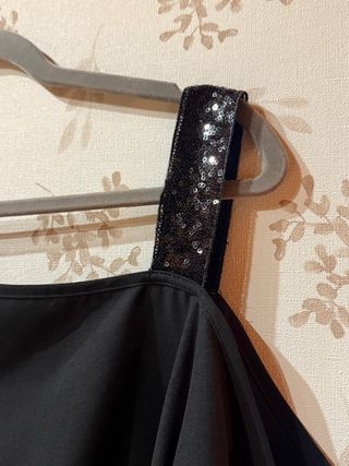 Blusa negra asimétrica con lentejuelas