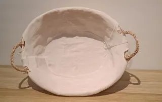 Cesta con tela beige.