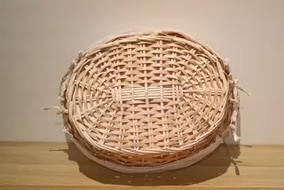 Cesta con tela beige.