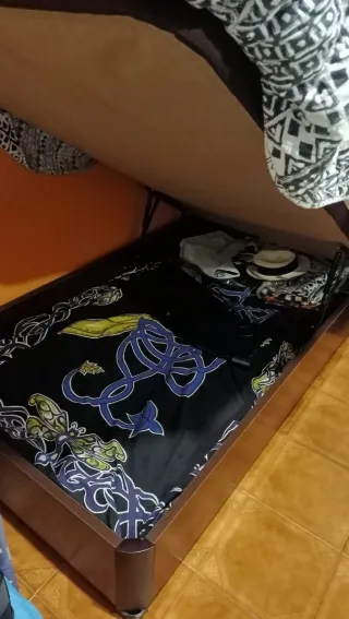 Canapé de 1'90 x1'05. En perfecto estado.