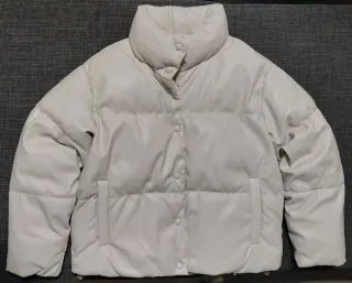 Abrigo Stradivarius color blanco-beige muy claro.