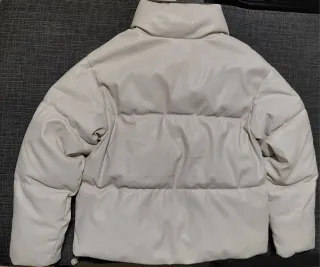 Abrigo Stradivarius color blanco-beige muy claro.