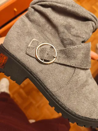 Botas altas grises con hebilla