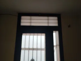 Puerta de entrada negra con rejas