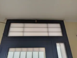 Puerta de entrada negra con rejas