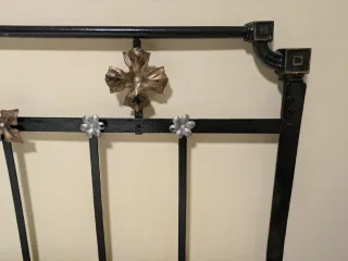 Antiguo cabecero de forja