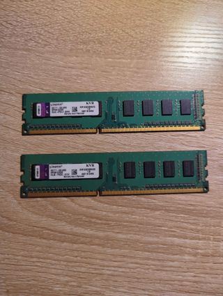 2x2 GB RAM UDIMM DDR3.