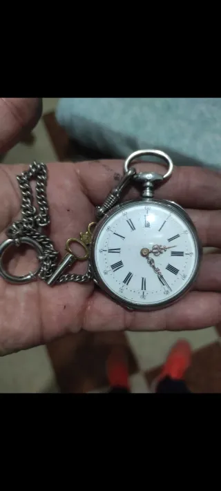 Bonito reloj de bolsillo antiguo de plata con llav