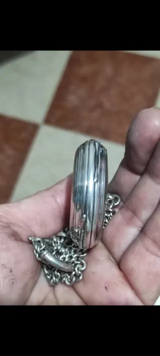 Bonito reloj de bolsillo antiguo de plata con llav