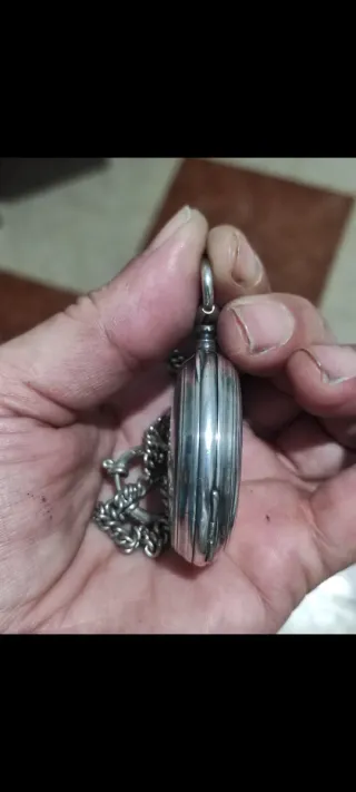 Bonito reloj de bolsillo antiguo de plata con llav