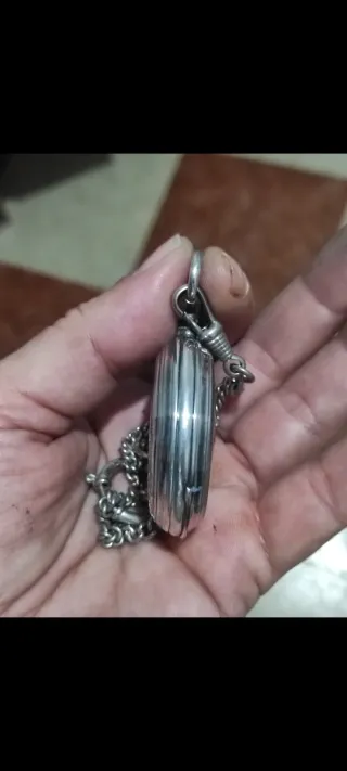 Bonito reloj de bolsillo antiguo de plata con llav