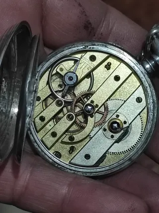 Bonito reloj de bolsillo antiguo de plata con llav