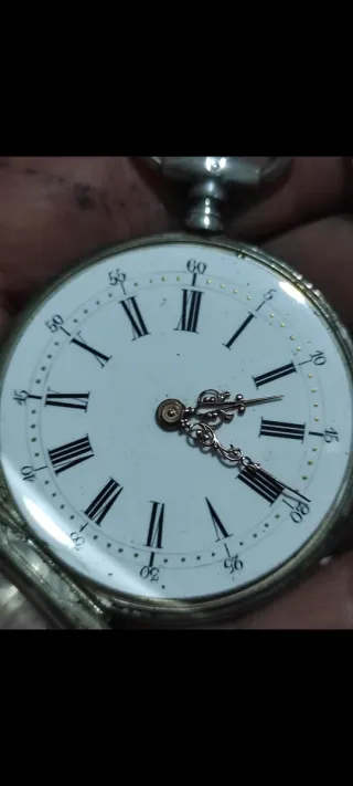 Bonito reloj de bolsillo antiguo de plata con llav