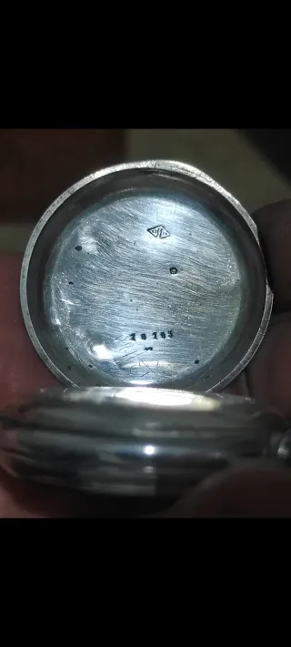 Bonito reloj de bolsillo antiguo de plata con llav