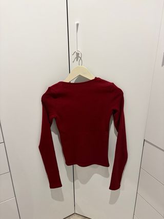 Camiseta Zara manga larga escote cuadrado burdeos