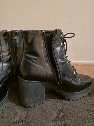 Botas negras con cordones y plataforma