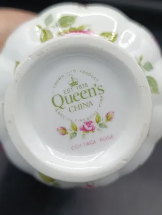 Jarrón Porcelana Inglesa Queen's Rosas