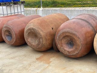 Cono de barro y hormigón bidón decoración