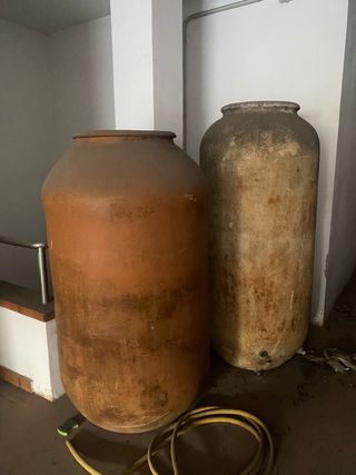 Cono de barro y hormigón bidón decoración