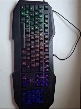 Conjunto Novo – Teclado Gaming + Webcam Trust