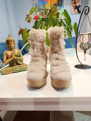 Botines cuña beige con pelo