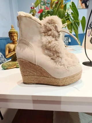 Botines cuña beige con pelo