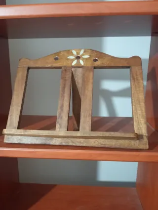 Atril de madera decorado