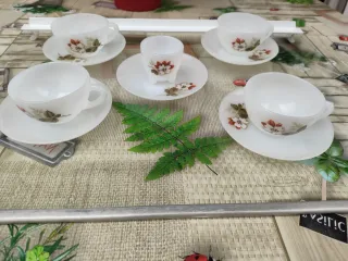 Tazas cafe y huevera de arcopal siempre en vitrina