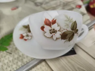 Tazas cafe y huevera de arcopal siempre en vitrina