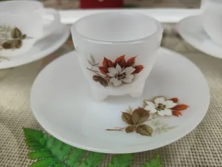 Tazas cafe y huevera de arcopal siempre en vitrina