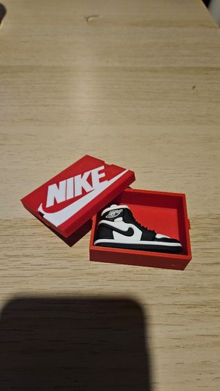 Cajita Nike con Mini Zapatilla Jordan 1