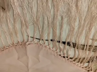 Mantón de niña con flecos