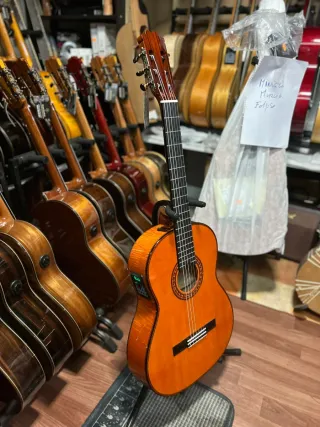 Guitarra flamenca amplificada