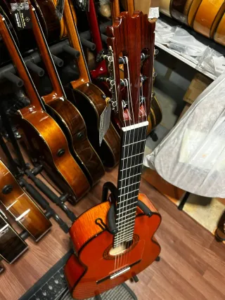 Guitarra flamenca amplificada