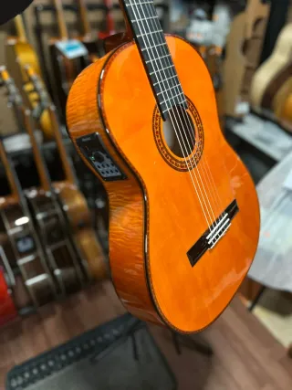 Guitarra flamenca amplificada