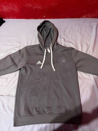Sudadera Adidas gris con capucha estilo deportivo.