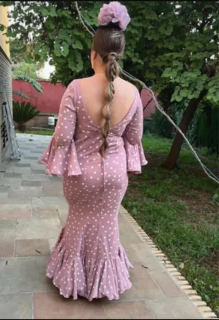 Traje de flamenca rosa empolvado con lunares