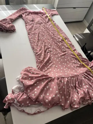 Traje de flamenca rosa empolvado con lunares