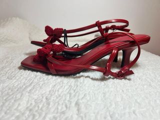 Sandalias Pull&Bear rojas flor crochet T.39