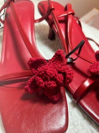 Sandalias Pull&Bear rojas flor crochet T.39