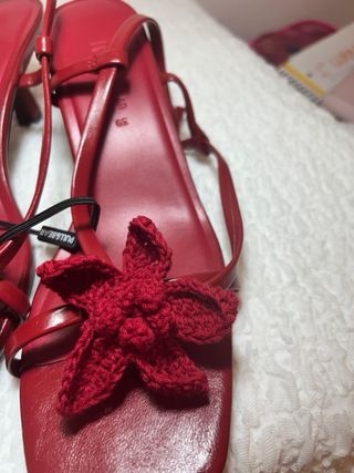 Sandalias Pull&Bear rojas flor crochet T.39