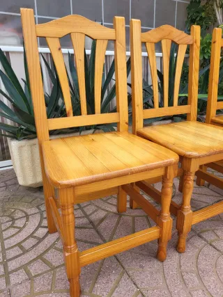 Cuatro sillas de madera