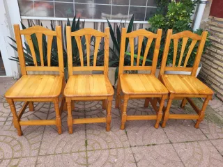 Cuatro sillas de madera